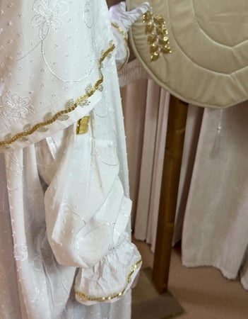 بوكس مخملي فاخر كبير شامل التنسيق بتصميم الخرز +سجاده سفنج بتطريز الخرز +شرشف صلاة مطرز بتصميم الخرز قطن+مصحف معتاد شامل الاسم