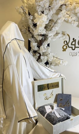 مجموعه فاخره تشمل بوكس مخملي شامل التنسق +مصحف معتاد شامل الاسم+شرشف صلاه قماش قطن +سجاده سفنج محراب