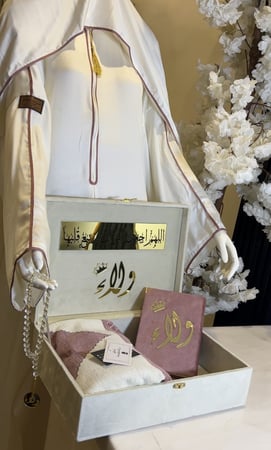 مجموعه البوكس المخملي يشمل مصحف حجم المعتاد شامل الاسم +سجاده تركي +شرشف صلاه قماش قطن +سبحه كرستال شامل الاسم +بوكسً مخملي كبير