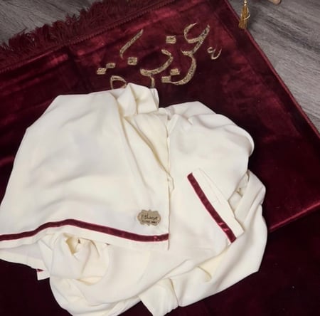 طقم سجاده مخمل شامل الاسم +مصحف مخمل معتاد مقاس 14 في 20 شامل الاسم
