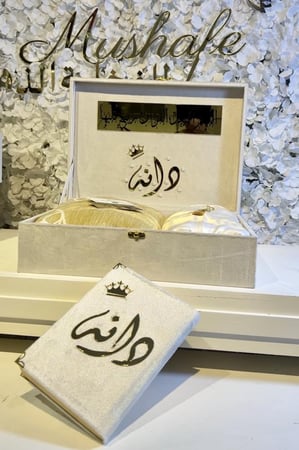 بوكس مخملي يشمل سجاده تركي ذهبي +مصحف حجم المعتاد شامل الاسم +شرشف صلاه قماش القطن الكويتي +بوكسً مخملي كبير شامل التنسيق