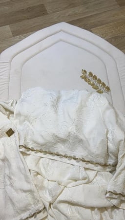 طقم فاخر سجاده سفنج بتطريز خرز +شرشف صلاه قماش قطن بتطريز الخرز