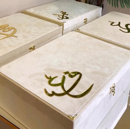 بوكس عرائسي مصحفين بتصميم الاكريلك شامل الاسماء مسبحتين شامل الاسم بوكسً كبير مخمل شامل التنسيق