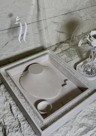 بكج لتفاصيل العروس مبخر كريستال +علبه العود +صينية رخام بتنسيق الخرز +بوكس عقد بغطاء اكريلك شامل التنسيق الخرز +استاند المسكة بتنسيق الخرز