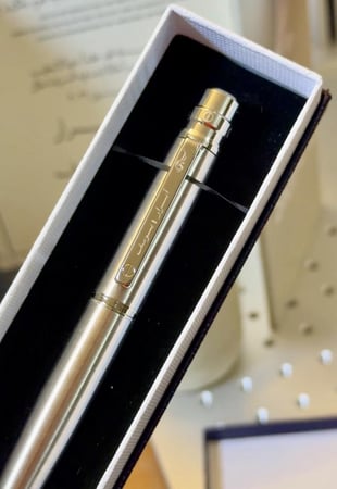 قلم توقيع فاخر بنحت على الأسماء والحروف