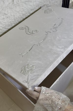 بوكس فستان العروسة الفاخر مخملي بتنسيق الخرز يتسع جميع الفساتين