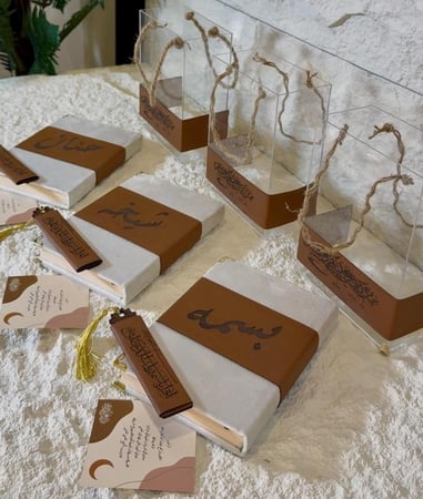 طقم سلة اكريلك شامل التنسيق بتصميم الجلد +مصحف الحجم المعتاد ١٤ في ٢٠ +فاصل قراني جلد + كرت اهداء +تغليف