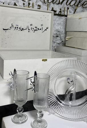 مجموعة الكيك تشمل بوكس مخملي بتنسق الأكريلك +صحن بتصميم الأكريلك +كاستين شامل الأسماء +شوكتين+سكين الكيك