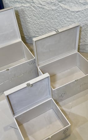 طقم دبش العروس الفاخر ٣ يوكسات مخملي بتصميم الخرز الأمه والأكريلك المرايا ٣ قطع
