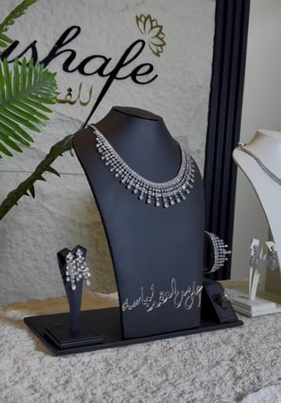 صدرية عقد متكاملة جلد فاخر بتصميم الحروف او الأسماء