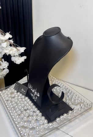 صدريه عقد جلد. +استاند اكريلك +لولو