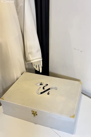 بوكس مخملي فاخر كبير شامل التنسيق +سجاده حرير بلمعه+شرشف صلاه قطن درجه اولى +مصحف معتاد شامل الاسم