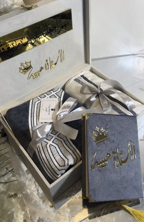 مجموعه فاخره تشمل سجاده +مصحف معتاد شامل الاسم بتصميم الاكريلك +شرشف صلاه قماش قطن