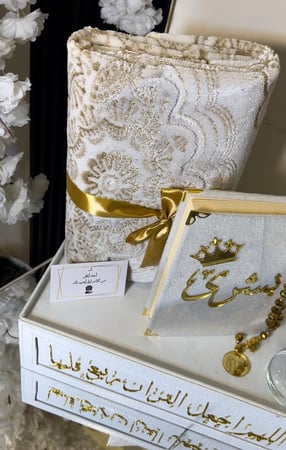 بوكس كبير فاخر  اكريلك بقاعده بتصميم الاكريلك +مصحف مخملي حجم المعتاد بتصميم الاكريلك +مبخره كرستال شامل الاسم +سبحه كرستال شامل الاسم +سجاده حرير بلمعه ذهبيه