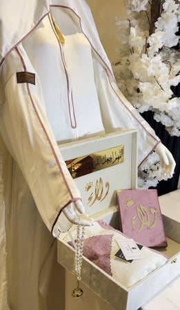 مجموعه البوكس المخملي يشمل مصحف حجم المعتاد شامل الاسم +سجاده تركي +شرشف صلاه قماش قطن +سبحه كرستال شامل الاسم +بوكسً مخملي كبير