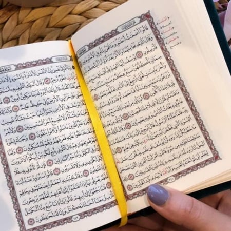 مصحف مغلف بالمخمل ومزين بأكسسوار (قرآن)