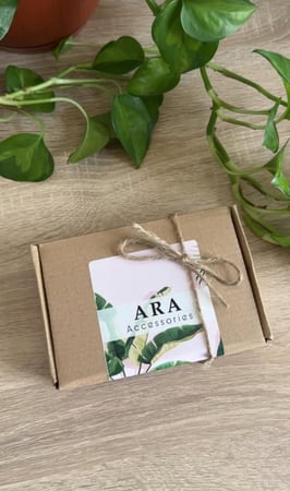 تعليقه جوال خرز مع هدب