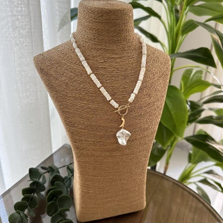 سلسال لولو زراعي بقفل مميز بحرف مطلي ذهب