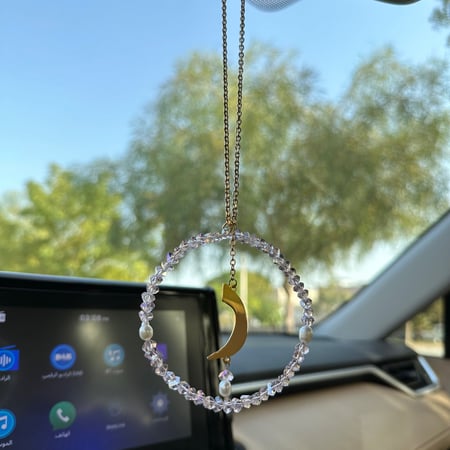 تعليقه سياره  مع حرف مطلي ذهب كبير