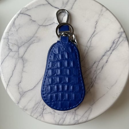 تعليقه سياره مع ( برج + حرف ) مطلي ذهب