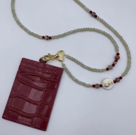 تعليقه بطاقه خرز بيج مع عنابي + حامل بطاقه جلد