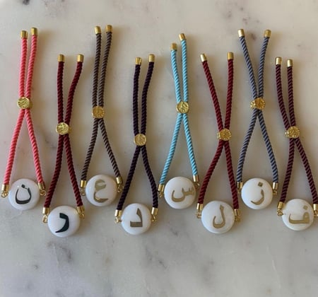 اساور خيط مع حرف عادي