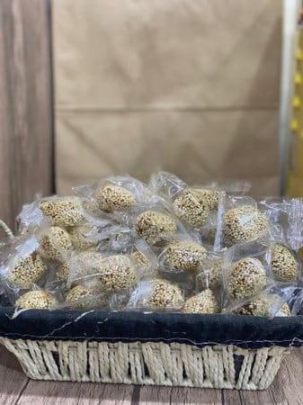 تمر محشي طحينة مغطى بالسمسم