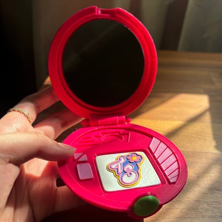 مرايا الجاسوسات