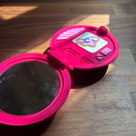 مرايا الجاسوسات