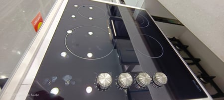 إلبا الايطالية سطح بلت ان كهرباء سيراميك ايطالي 60 سم  - سيراميك زجاجي أسود - 4 مناطق للطهي منها منطقة مزدوجة - تحكم يدوي جانبي - 12 حرارة لكل منطقة طهي - مؤشر الحرارة المتبقية - AS EVC 624 SK