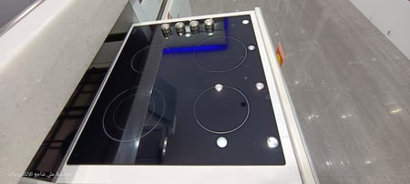 إلبا الايطالية سطح بلت ان كهرباء سيراميك ايطالي 60 سم  - سيراميك زجاجي أسود - 4 مناطق للطهي منها منطقة مزدوجة - تحكم يدوي جانبي - 12 حرارة لكل منطقة طهي - مؤشر الحرارة المتبقية - AS EVC 624 SK