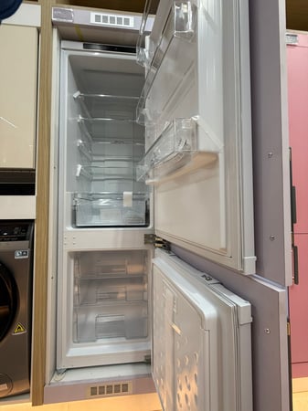 ثلاجة بلت-ان MASTERgas ماستر جاز - تلبيس كامل 239 لتر - مانع التجمد - البابين قابلين للتغير عكس - لمبة داخلية - مساحة تخزين كبيرة - اللون ابيض - MGFR36