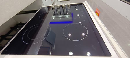 إلبا الايطالية سطح بلت ان كهرباء سيراميك ايطالي 60 سم  - سيراميك زجاجي أسود - 4 مناطق للطهي منها منطقة مزدوجة - تحكم يدوي جانبي - 12 حرارة لكل منطقة طهي - مؤشر الحرارة المتبقية - AS EVC 624 SK