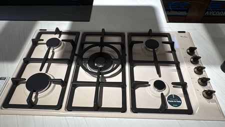 البا ALBA الايطالية - سطح بلت ان غاز ايطالي كلاسيكي لون كريمي 90 سم  - 5 شعلات غاز 1 شعلة ثلاثية اشعال ذاتي صمام امان كامل مفاتيح تحكم نحاسية جانبيه دعامات أواني من الحديد الزهر - AS EN95-545 AVD