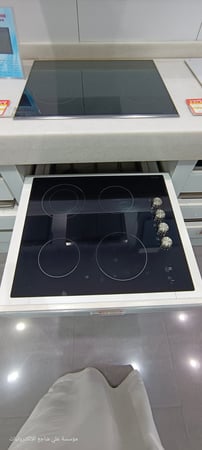 إلبا الايطالية سطح بلت ان كهرباء سيراميك ايطالي 60 سم  - سيراميك زجاجي أسود - 4 مناطق للطهي منها منطقة مزدوجة - تحكم يدوي جانبي - 12 حرارة لكل منطقة طهي - مؤشر الحرارة المتبقية - AS EVC 624 SK