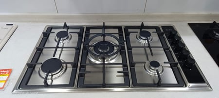 البا الايطالية - سطح 5 شعلات غاز ( 1 حلقة مزدوجة ) الإشعال الإلكتروني جهاز السلامة - مفاتيح جانبية مطعمة بالكروم أستيل - دعامة للحوض من الحديد الزهر - ASEN95-54VX