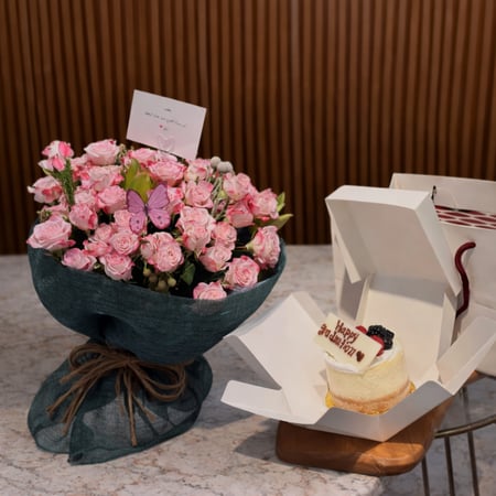 باقة ورد مع كيك ميني(الرياض)