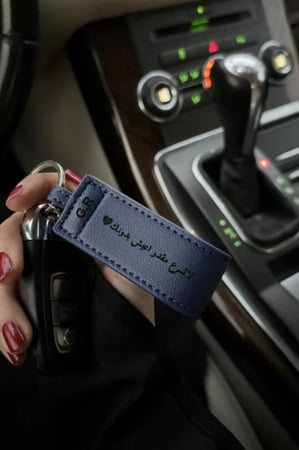ميداليه نفاتيح جلديه بعباره