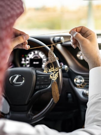 تعليقة سيارة عود مع رسمة الصقر