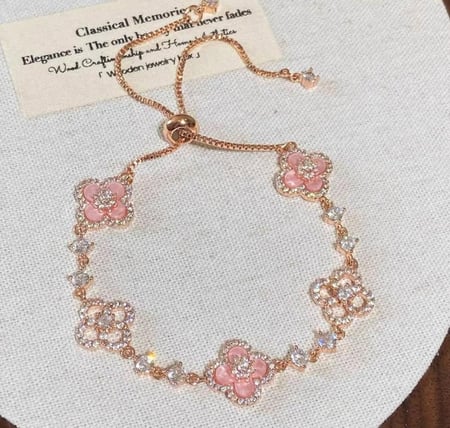 أسواره بريق الأناقة لمعصمك