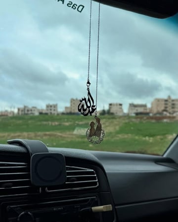 تعليقة سياره شخصين مع بعض