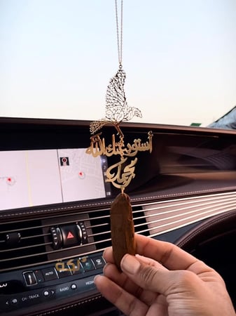 تعليقة سيارة عود مع رسمة الصقر