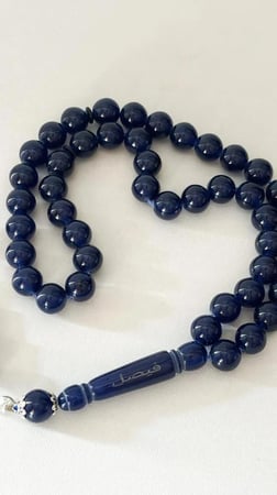 مسبحة كحلي مع كتابة ع البكلايت