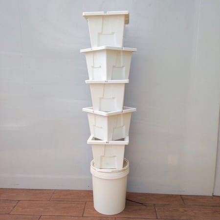 حوض الزراعة الرأسية مربع