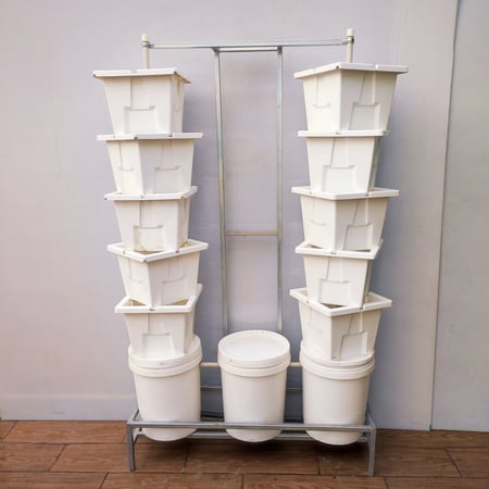 نظام عامودي مربعات مزدوج مع حامل | 48 شتلة