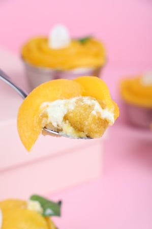 كاسات البروليه بالخوخ