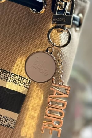 ميدالية ديور مع الكيس