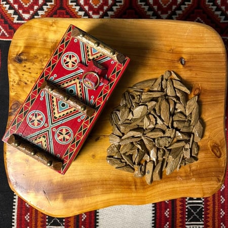 عرض بخور نجد مع باب نجدي خشبي