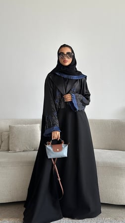 عباية سوداء بليزر بتطريز توليب كحلي أنيق