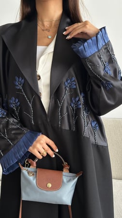 عباية سوداء بليزر بتطريز توليب كحلي أنيق